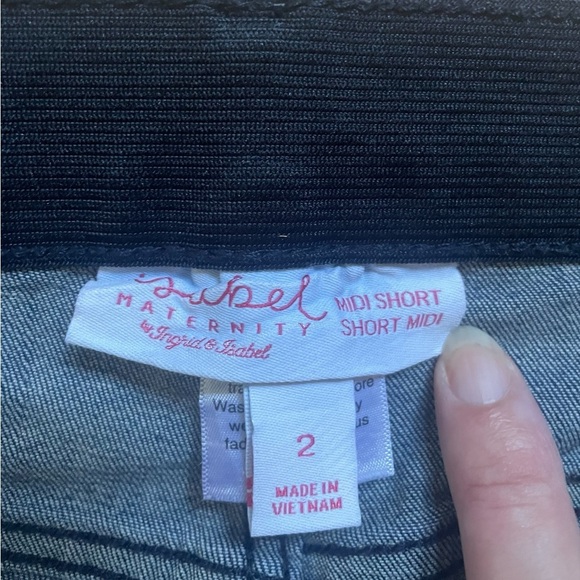 Ingrid & Isabel Maternity shorts - Picture 3 of 3